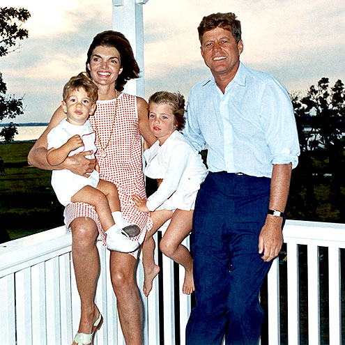 Kennedy_JohnF_family_Aug1962.jpg