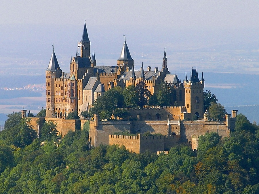 Castle_burg_hohenzollern_bei_hechingen.jpeg