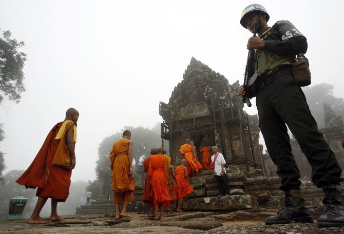 Wat_monks_police.jpg